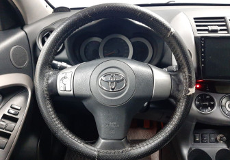 Подержанный автомобиль Toyota RAV4 2007 года (17 фото)