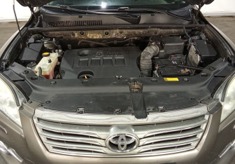 Подержанный автомобиль Toyota RAV4 2010 года (9 фото)