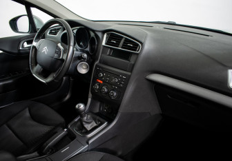 Подержанный автомобиль Citroen C4 Sedan 2013 года (10 фото)