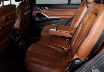 Подержанный автомобиль BMW X7 2022 года (10 фото)