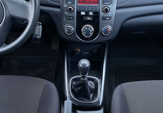 Подержанный автомобиль Kia Cerato Sedan 2011 года (13 фото)