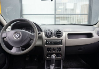 Подержанный автомобиль Renault Sandero 2010 года (11 фото)