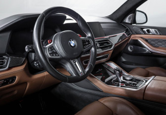 Подержанный автомобиль BMW X5 M 2021 года (14 фото)
