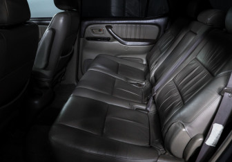 Подержанный автомобиль Toyota Sequoia 2004 года (10 фото)