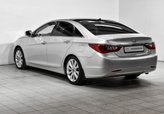Подержанный автомобиль Hyundai Sonata 2012 года (7 фото)