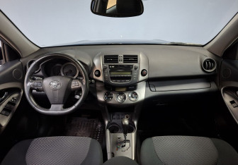 Подержанный автомобиль Toyota RAV4 2011 года (17 фото)