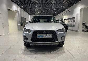 Подержанный автомобиль Mitsubishi Outlander 2012 года (2 фото)