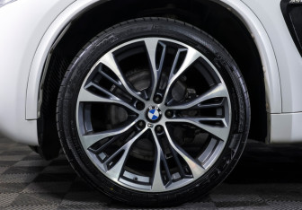 Подержанный автомобиль BMW X5 2014 года (24 фото)