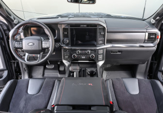 Подержанный автомобиль Ford F-150 2025 года (14 фото)