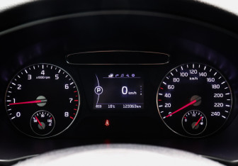 Подержанный автомобиль Kia Sorento 2017 года (9 фото)
