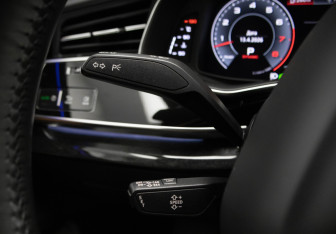 Подержанный автомобиль Audi Q8 2019 года (13 фото)