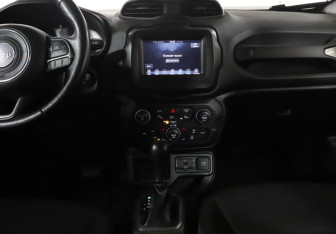 Подержанный автомобиль Jeep Renegade 2019 года (14 фото)