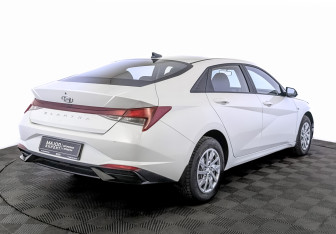 Подержанный автомобиль Hyundai Elantra Sedan 2021 года (5 фото)
