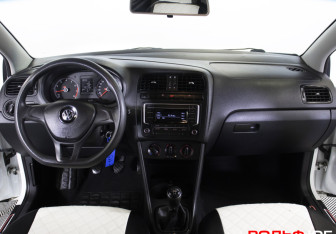 Подержанный автомобиль Volkswagen Polo Sedan 2017 года (13 фото)