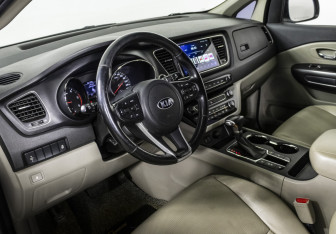 Подержанный автомобиль Kia Carnival 2019 года (10 фото)