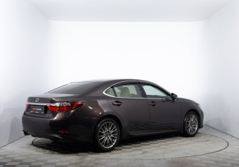 Подержанный автомобиль Lexus ES 2012 года (5 фото)