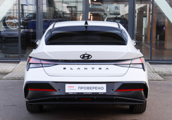 Подержанный автомобиль Hyundai Elantra Sedan 2023 года (5 фото)
