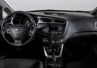 Подержанный автомобиль Kia Ceed Hatchback 2016 года (12 фото)