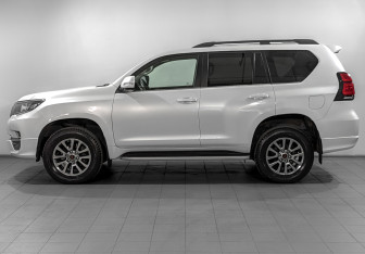 Подержанный автомобиль Toyota Land Cruiser Prado 2019 года (8 фото)