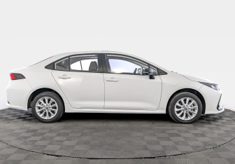 Подержанный автомобиль Toyota Corolla Sedan 2022 года (4 фото)