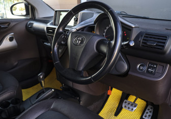 Подержанный автомобиль Toyota iQ 2009 года (10 фото)