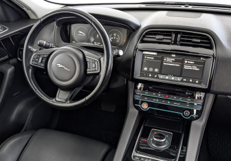 Подержанный автомобиль Jaguar F-Pace 2017 года (30 фото)