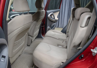 Подержанный автомобиль Toyota RAV4 2006 года (6 фото)