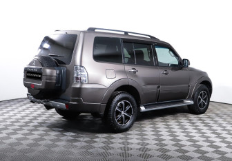 Подержанный автомобиль Mitsubishi Pajero 2012 года (5 фото)