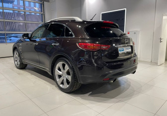 Подержанный автомобиль Infiniti QX70 2013 года (6 фото)