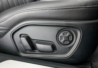 Подержанный автомобиль Audi A8 2013 года (29 фото)