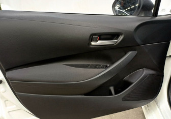 Подержанный автомобиль Toyota Corolla Hatchback 2023 года (18 фото)