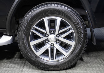 Подержанный автомобиль Toyota Fortuner 2017 года (25 фото)