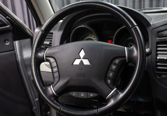 Подержанный автомобиль Mitsubishi Pajero 2011 года (17 фото)