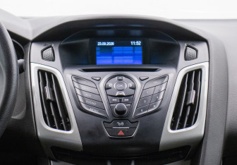 Подержанный автомобиль Ford Focus Sedan 2011 года (14 фото)