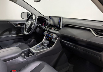 Подержанный автомобиль Toyota RAV4 2022 года (15 фото)
