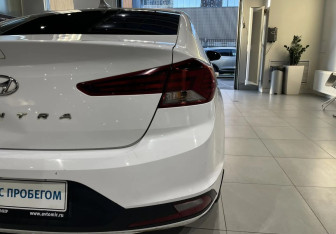 Подержанный автомобиль Hyundai Elantra Sedan 2019 года (8 фото)
