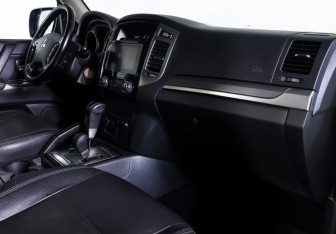 Подержанный автомобиль Mitsubishi Pajero 2015 года (10 фото)
