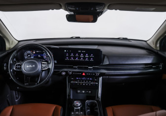 Подержанный автомобиль Kia Carnival 2022 года (18 фото)