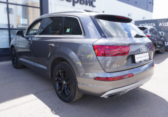 Подержанный автомобиль Audi Q7 2019 года (7 фото)