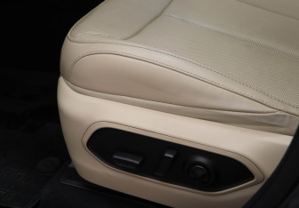 Подержанный автомобиль Jeep Grand Cherokee 2023 года (25 фото)