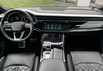 Подержанный автомобиль Audi Q8 2023 года (12 фото)
