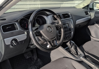 Подержанный автомобиль Volkswagen Jetta Sedan 2016 года (16 фото)
