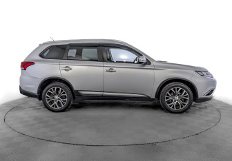 Подержанный автомобиль Mitsubishi Outlander 2016 года (4 фото)