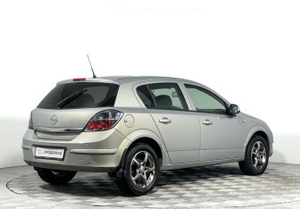Подержанный автомобиль Opel Astra Hatchback 2011 года (5 фото)