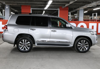 Подержанный автомобиль Toyota Land Cruiser Suv 2017 года (4 фото)