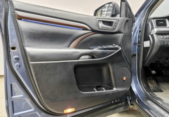 Подержанный автомобиль Toyota Highlander 2014 года (19 фото)