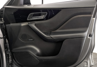 Подержанный автомобиль Jaguar F-Pace 2020 года (24 фото)