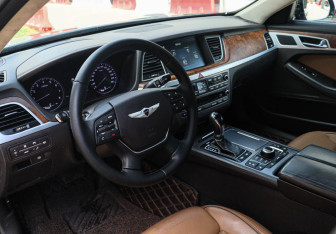 Подержанный автомобиль Hyundai Genesis 2015 года (14 фото)
