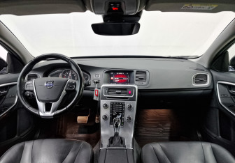 Подержанный автомобиль Volvo V60 Cross Country 2018 года (14 фото)