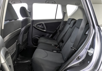 Подержанный автомобиль Toyota RAV4 2012 года (18 фото)